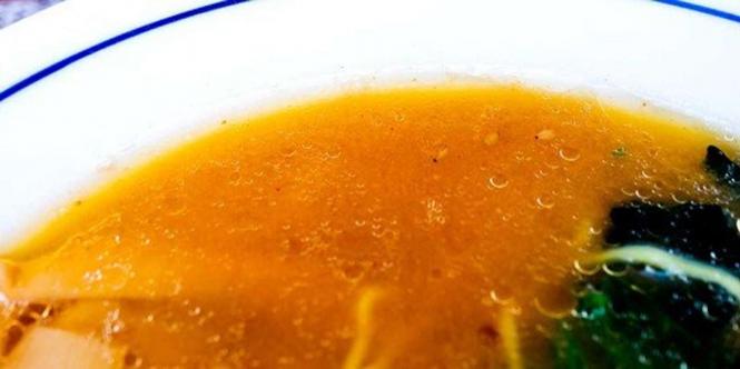  スープ表面に油や粒ごまが浮いている