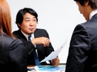 やっぱり「ゴマすり」は最強？　上司に気に入られるための「ゴマすり法」3選