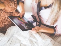 彼女持ち男性必見！　女子が彼からもらって喜ぶLINEは「おはよう」or「おやすみ」ならどっち？