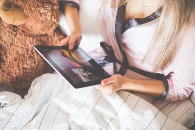 彼女持ち男性必見！　女子が彼からもらって喜ぶLINEは「おはよう」or「おやすみ」ならどっち？