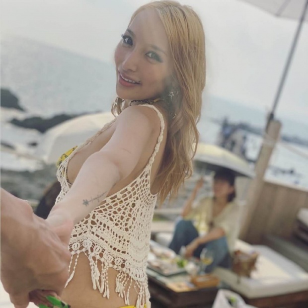 加藤紗里、今年初めての海水浴に賛否の声「エロすぎ」「子どもは？」