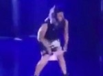 【放送事故】パフォーマンス中、女芸人のパンツが下がる事案発生…