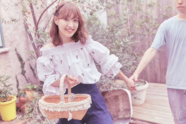 手をつなぐカップル