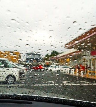 「産後8か月、孤独な子育て中の私は涙。雨の日のスーパーで、見知らぬおばさまに...」（静岡県・40代女性）