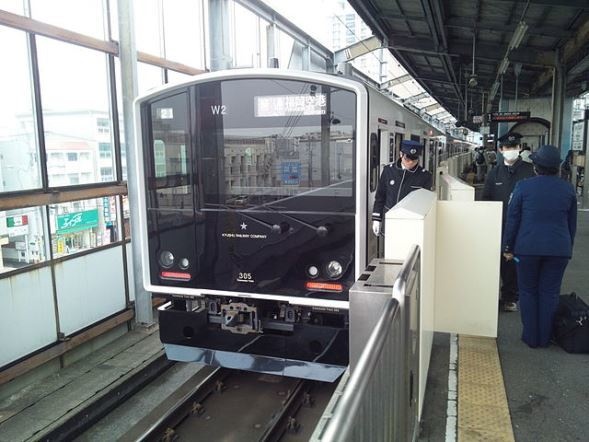 JR九州姪浜駅に停車中の305系電車。写真はイメージです（Watarase Mizuhoさん撮影、Wikimedia Commons