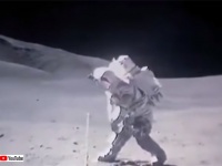 時にキョンシーのごとく。重力の少ない月面で作業するのは超大変なんだから（宇宙飛行士）