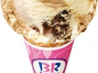 スタッフ考案の期間限定フレーバー「ロイヤルスウィートミルクティー」も100円で！