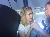 目と耳の両方が不自由な男性が飛行機内に。どうやって助ければ？15歳の少女が率先して男性を導いていくその姿にやさしさが連鎖した（アメリカ）