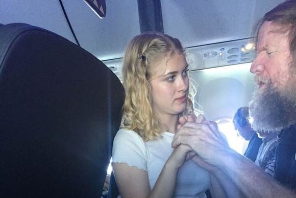 目と耳の両方が不自由な男性が飛行機内に。どうやって助ければ？15歳の少女が率先して男性を導いていくその姿にやさしさが連鎖した（アメリカ）