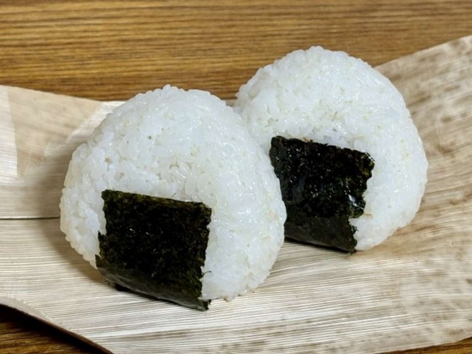 おにぎりをくれて...（画像はphotoAC）