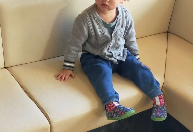 ほかの子は座っているのに......（画像はイメージ）