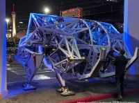 ラスベガスのクラブに雇われた最強の用心棒は巨大な外骨格ロボット！