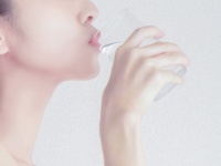 水の一気飲みはよく聞くが...（画像はイメージ）