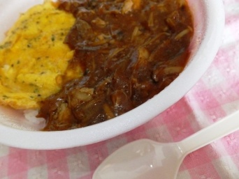 丼でがっつり楽しむオムハヤシ