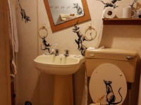 バンクシーが自宅でアート活動。トイレがネズミだらけに！（イギリス）