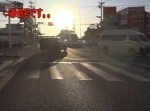 【危険】赤信号の道路をスマホを見ながら親子が…