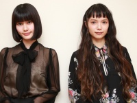 橋本愛＆宮崎あおいにとって「理想の母親像」とは？　『バースデーカード』娘・母役で初共演