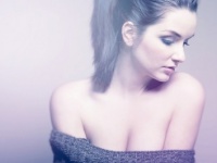 色っぽすぎ!!「首元が広い服」or「深いVネック」男性が好きなのは？⇒約70％が〇〇〇！