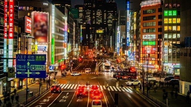 もうヘトヘト！手さげ袋を5つ持って新宿をさまよう女性　若者グループに道を聞いたら男性がひと言（栃木県・60代女性）