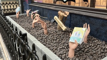 名古屋にある〝事件性が凄すぎる書店〟に2.4万人戦慄　「なんて猟奇的」「子供がギャン泣きする」