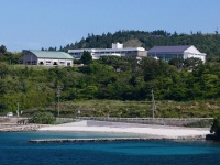 隠岐島前高等学校の概観（Inomata2009さん撮影、Wikimedia Commons
