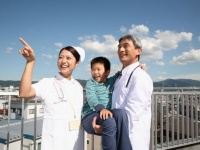 ジョニー・デップがジャック・スパロウの恰好で小児病院をサプライズ訪問！