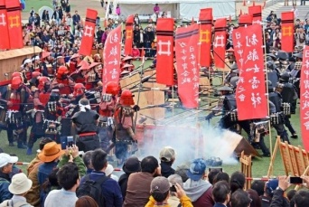 ガチ甲冑合戦の1シーン（写真は、日本甲冑合戦之会提供）