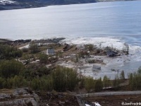 家が地面ごと海に引きずりこまれる。ノルウェーで発生した地滑り、巻き込まれた犬は無事救出