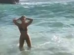 気をつけなければ…。 セクシーな水着美女をこの後悲劇が襲う。