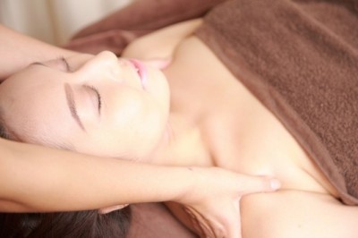 プルンと上向きバストが実現!?　話題のバスト美容鍼についての興味度調査・4選