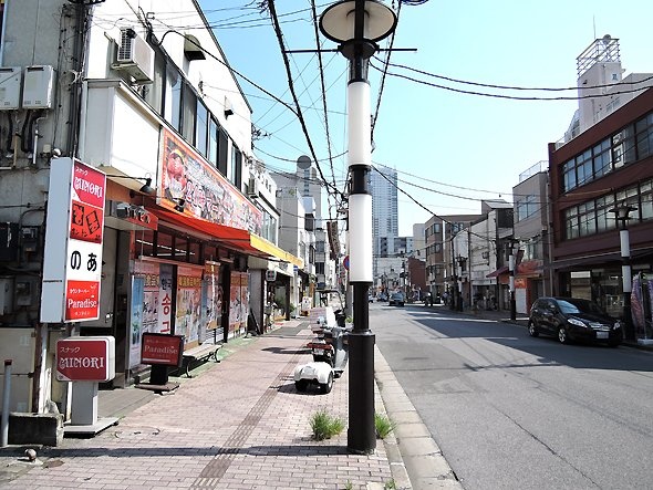 写真左は韓国の食材を扱うスーパー。栄町はハングル文字の店が多い。