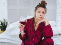 量の問題ではなかった。赤ワインを飲むと頭が痛くなる理由を科学で解明