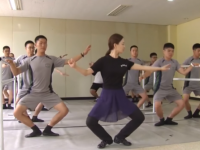 軍事境界線を守る韓国の兵士たち......が、バレエのレッスンを受けている！？