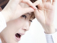 がっかり？　愛せる？　彼女に白髪を見つけたら、正直どう思うか男性に聞いた