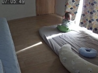 赤ちゃんの〝尊すぎる行動〟見守りカメラが激写　1人の部屋で抱きついていたアイテムに「泣いた」
