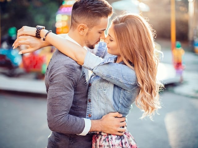 キスをする男女