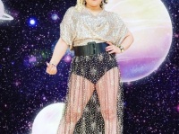 バービー、スカートから透ける生脚を披露。「カッコイイ」「煌びやか」の声