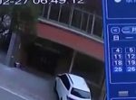 これはゾッとする…！　建物の壁面が落ちてきて車が「グシャッ」。