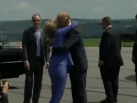 ヒラリー氏＆ジョー・バイデン副大統領の「なかなか終わらないハグ」にネットがザワつく