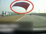 前を走る車から外れたボンネットが飛んできて直撃！