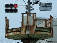 「高射砲塔みたい」「狙撃手居そう」　交差点のど真ん中に鎮座する「謎の建造物」の正体とは