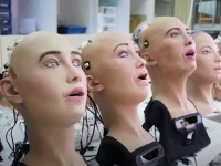市民権を持つ人間そっくりなAIヒューマノイドロボット「ソフィア」が大量生産の動きへ