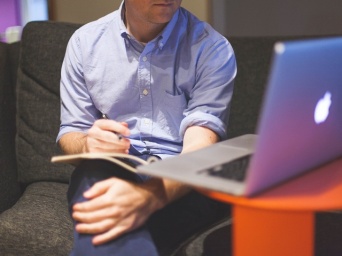 ウッ・・・これが噂の！？独女が「彼の加齢臭」に気付いた3つの瞬間