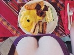 美味しい料理は“巨乳女性”の視点からはどのように見えているのか？