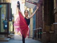 街のすべてがステージ！ブカレストの街で踊る、幼いバレリーナが美しすぎる