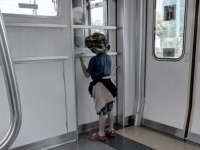 「1人で幼児2人を連れて、迷惑をかけないように乗った電車。降りる準備をしていると中年女性が寄ってきて...」（奈良県・20代女性）