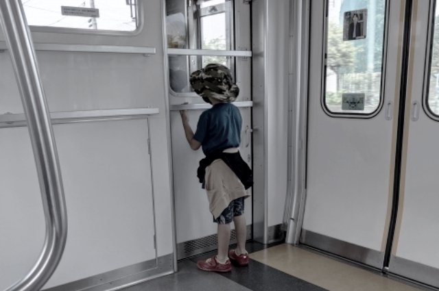 「1人で幼児2人を連れて、迷惑をかけないように乗った電車。降りる準備をしていると中年女性が寄ってきて...」（奈良県・20代女性）