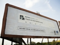 フェイスブックで差別発言をした人の家の近くにその発言を拡大した看板を立てるプロジェクト（ブラジル）