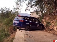 無茶しやがって...崖っぷちの狭い道路でUターンを決める車、その結末は！？