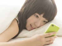 睡眠に悪影響を与えるもの4つ「スマホ」「カフェイン」「アルコール」